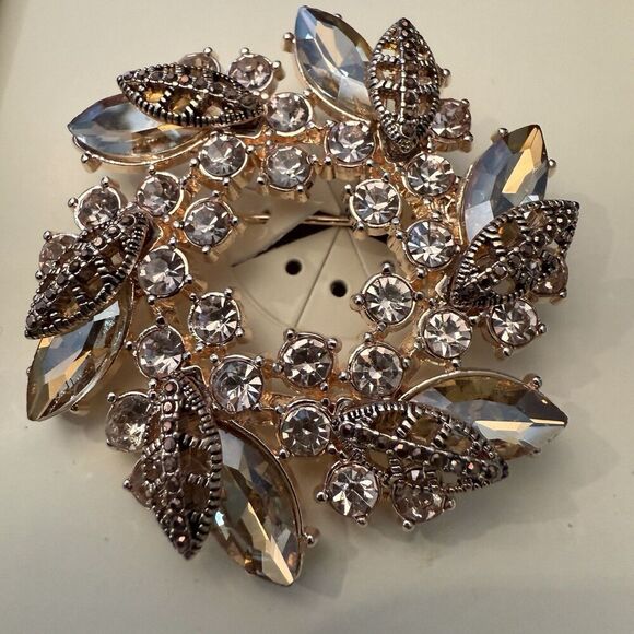 NAPIER Vintage Inspired Wreath Brooch Pin Enamel Rhinestones Rose Gold Holiday - Picture 2 of 3